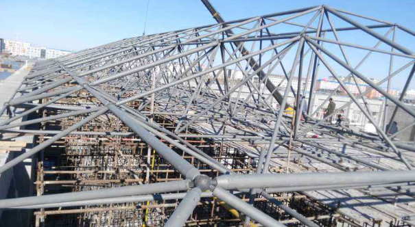 青岛细数网架装配中抉择应用钢结构对室第的优势
